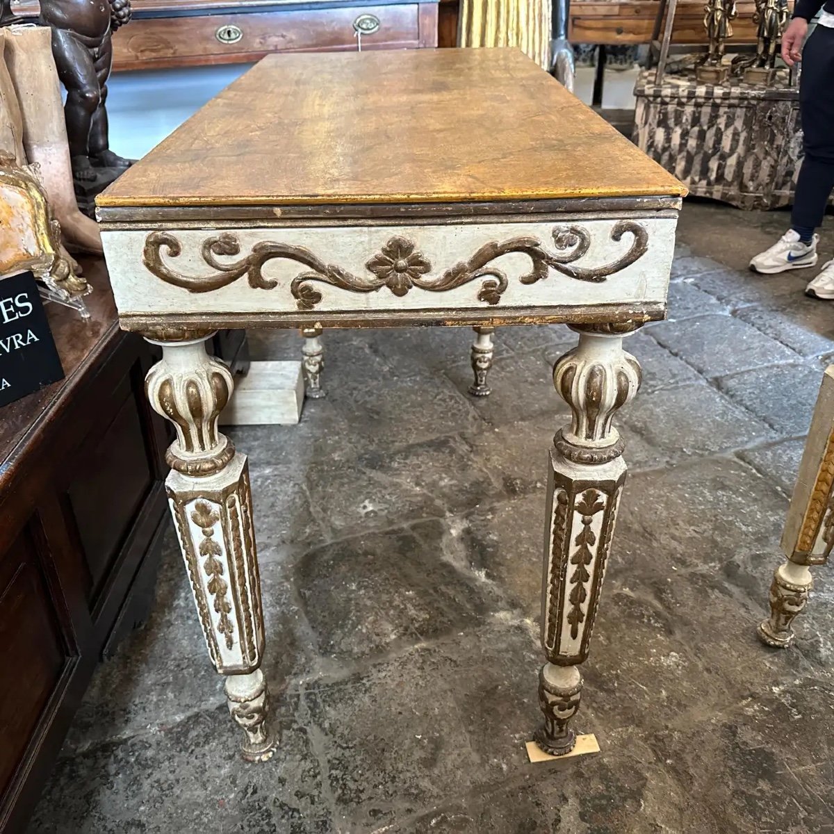 Une Paire De Consoles Italiennes Louis XVI Laquées Ivoire Et Bois Doré-photo-3