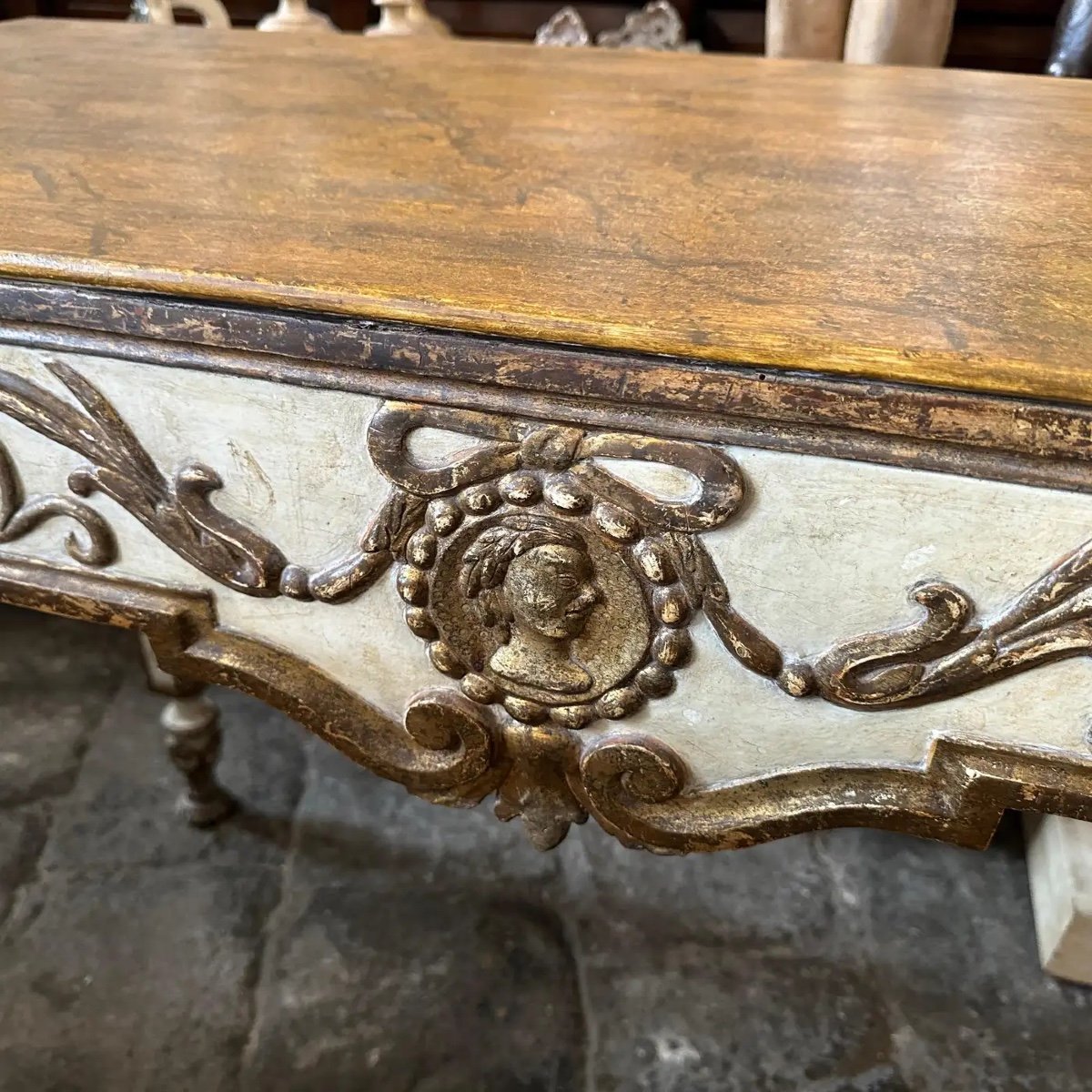 Une Paire De Consoles Italiennes Louis XVI Laquées Ivoire Et Bois Doré-photo-5