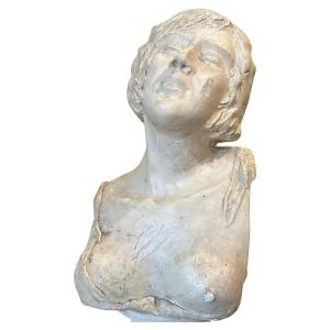 Une Sculpture Italienne En Plâtre Art Nouveau d'Une Femme