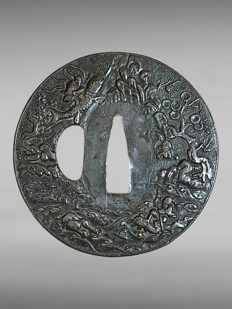 Tsuba Maru Gata En Fer Forgé à Motif De Deux Pêcheurs Sur Fond Nanako - Période Edo (1603-1868)-photo-2