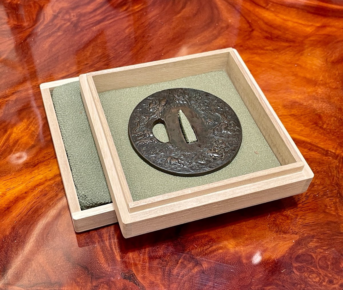 Tsuba Maru Gata En Fer Forgé à Motif De Deux Pêcheurs Sur Fond Nanako - Période Edo (1603-1868)-photo-4