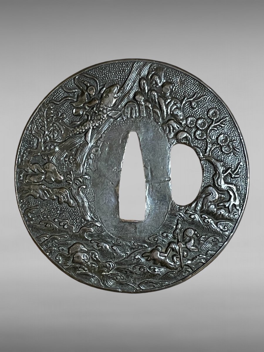 Tsuba Maru Gata En Fer Forgé à Motif De Deux Pêcheurs Sur Fond Nanako - Période Edo (1603-1868)