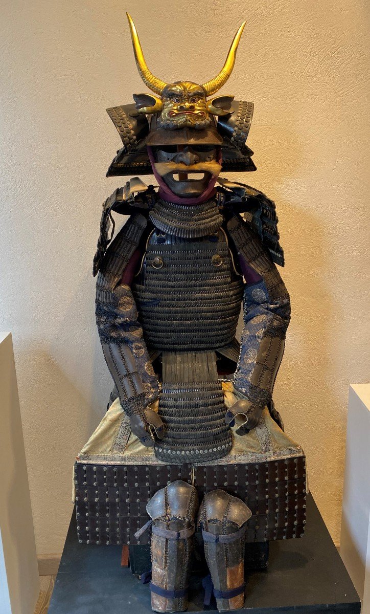 Armure Yoroi Gris Bleuté  De Samourai 18 Eme Siecle Avec Kabuto Et Maedate Oni