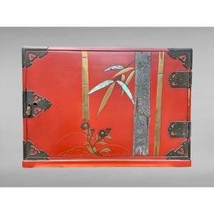 Red Lacquered Cabinet With Flower And Bamboo Decor - Meiji Period (1868 - 1912).