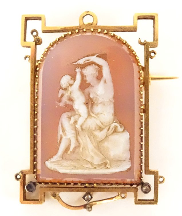 18 Carat Solid Gold Brooch Cameo Antique Woman Angelot Napoleon III 19th Century