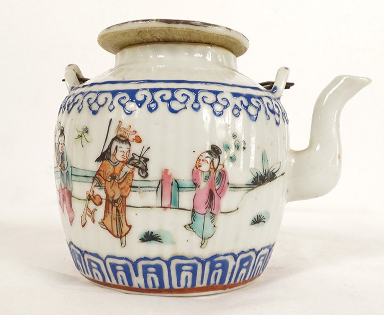 Chinese Porcelain Teapot Mandarin Characters Servants Tongzhi 19th Century