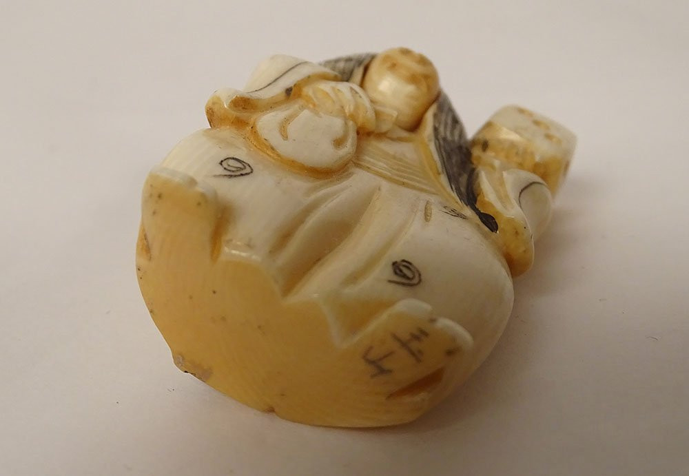 Netsuke Katabori Witch Swivel Head Ivory Japan Signed Gyokuzan 19th Century-photo-1