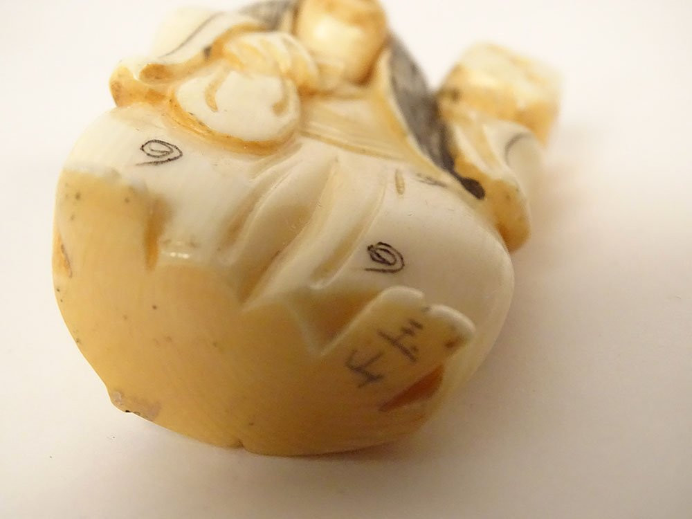 Netsuke Katabori Witch Swivel Head Ivory Japan Signed Gyokuzan 19th Century-photo-2