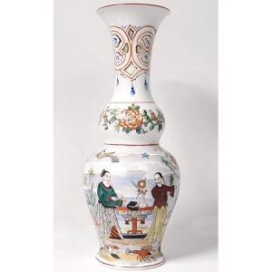 Vase Balustre en Porcelaine de Bayeux décor de Personnages Chinois et Phoenix XIXème