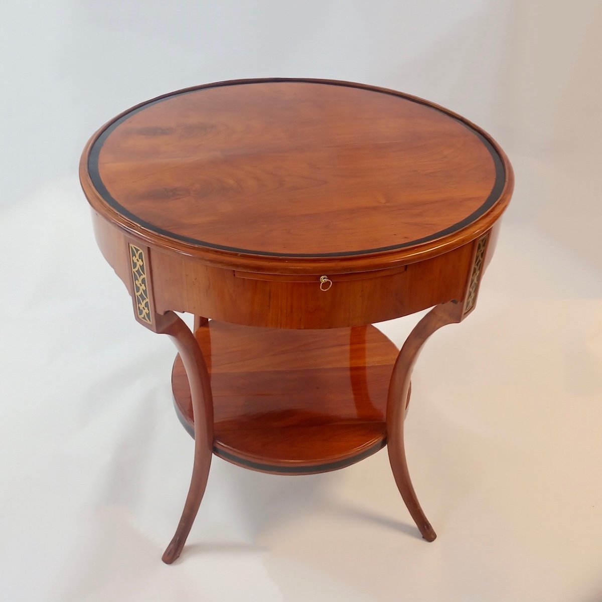 Table De Salon Biedermeier Vers 1810, Placage De Cerisier Avec Incrustations De Laiton-photo-3