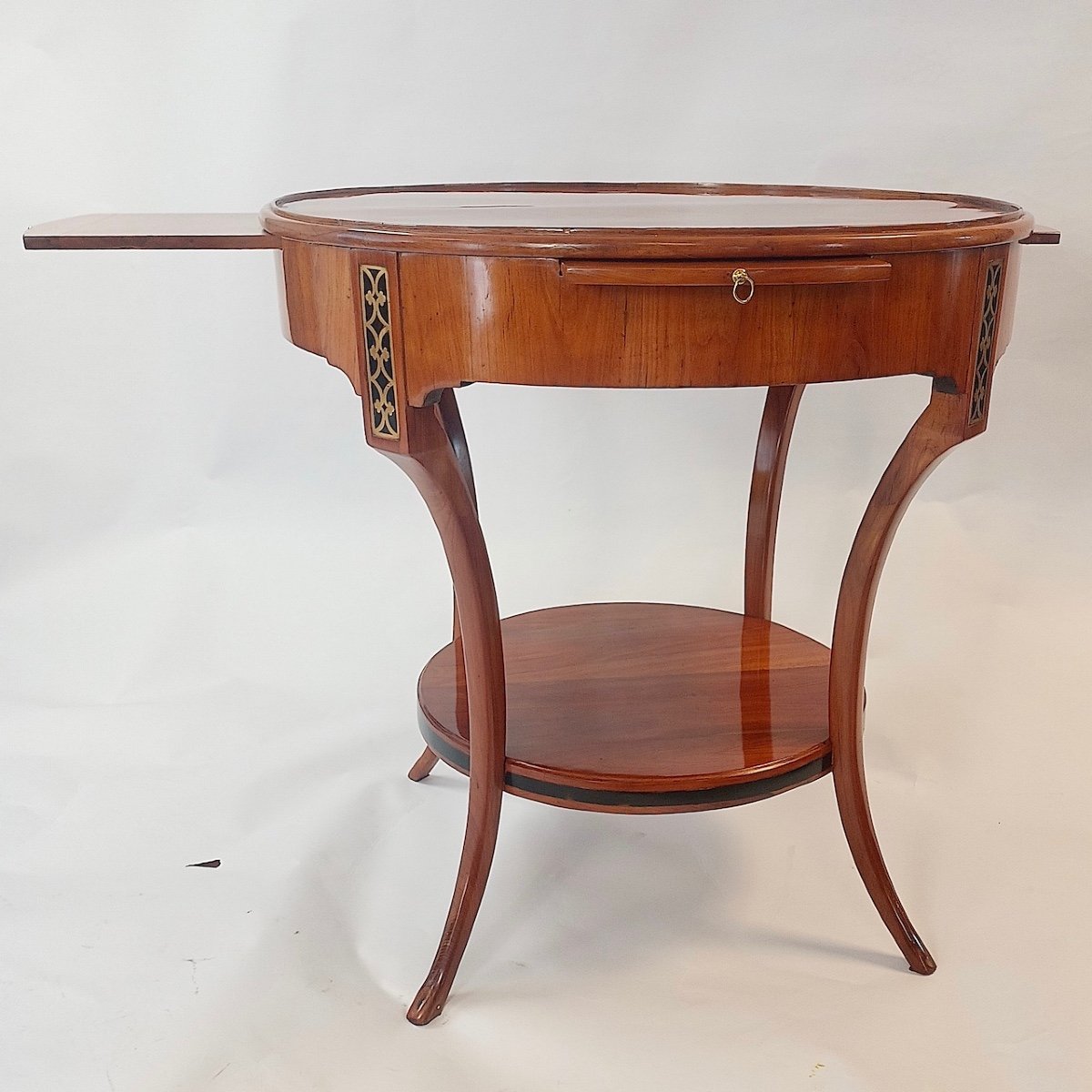 Table De Salon Biedermeier Vers 1810, Placage De Cerisier Avec Incrustations De Laiton-photo-2