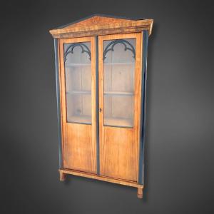 Vitrine Biedermeier En Noyer Avec Pignon Pointu