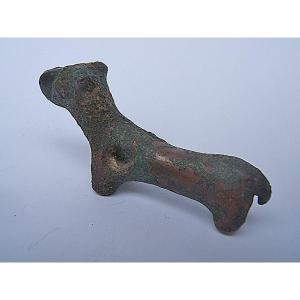 Collection De Bijoux Romains Et De Figures Animales En Bronze
