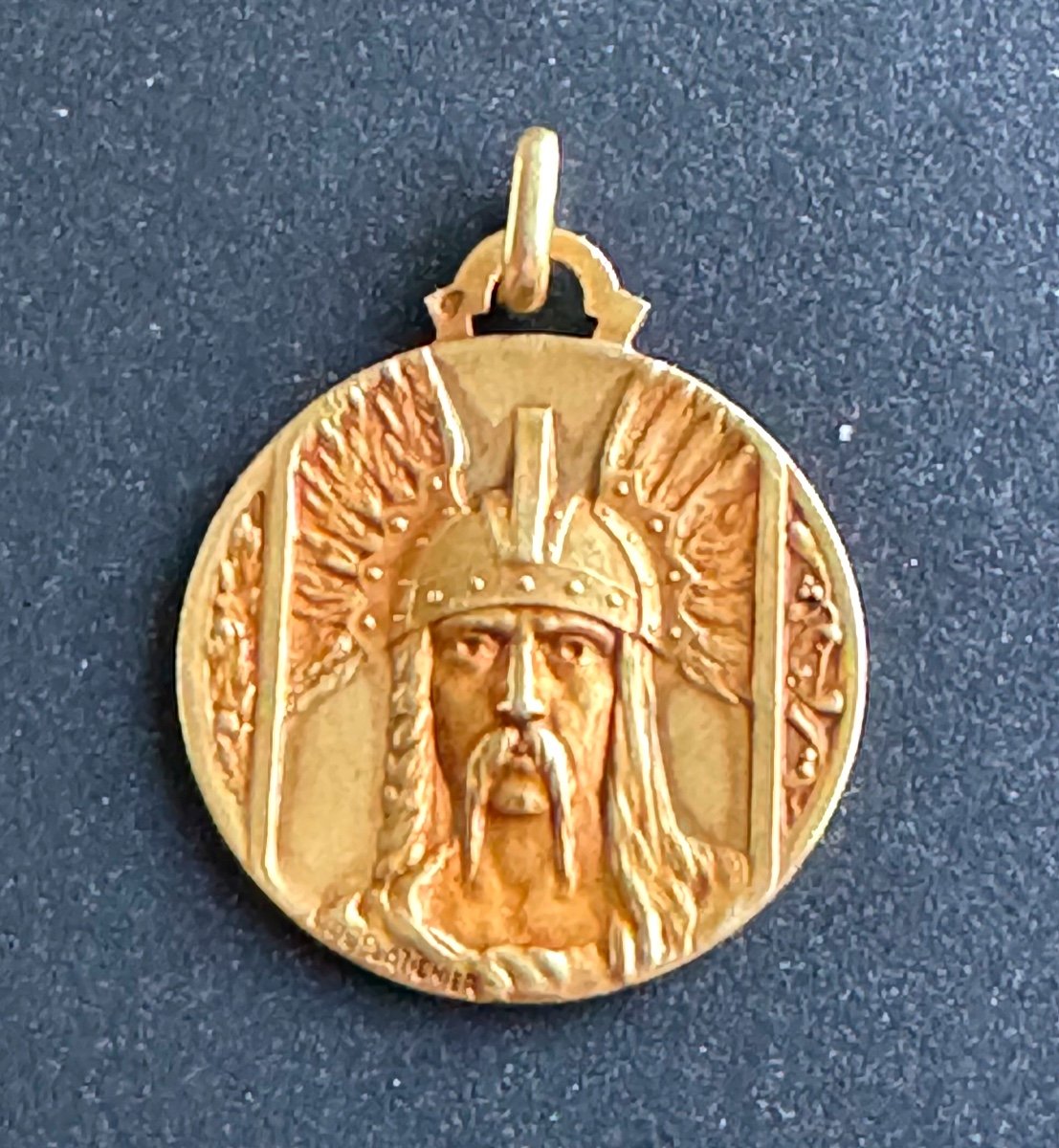 époque art deco Medaille Pendentif  Or 18 Carats Decor Tete De Gaulois ( Olympique) 9 Grammes 