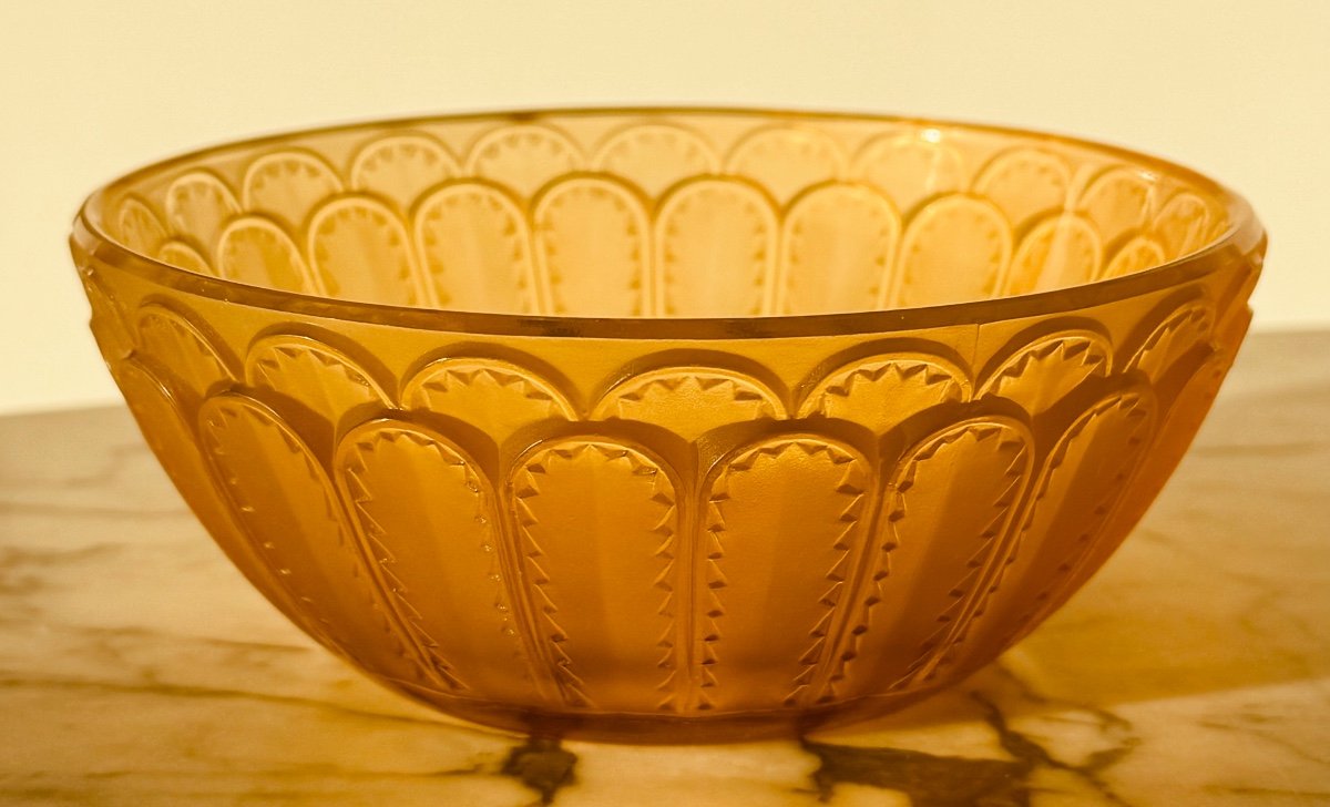 René Lalique Empty Pockets Bowl Jaffa Model Rare Color Diam: 13cm Very Good Condition Art Deco Period