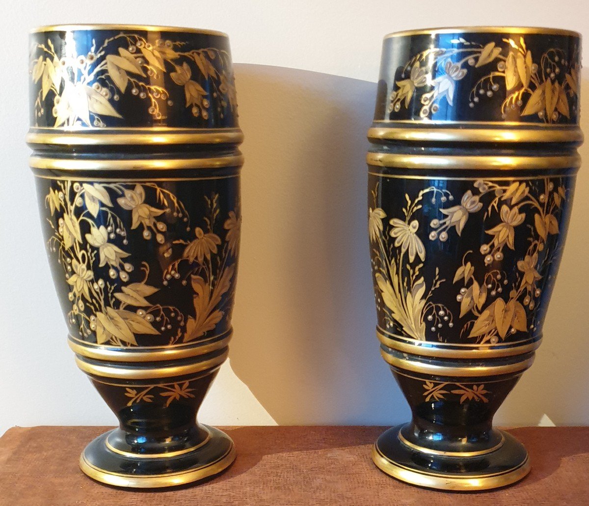 Paire De Vases Opaline Noir ,décors De Fleurs à l'Or Napoléon III