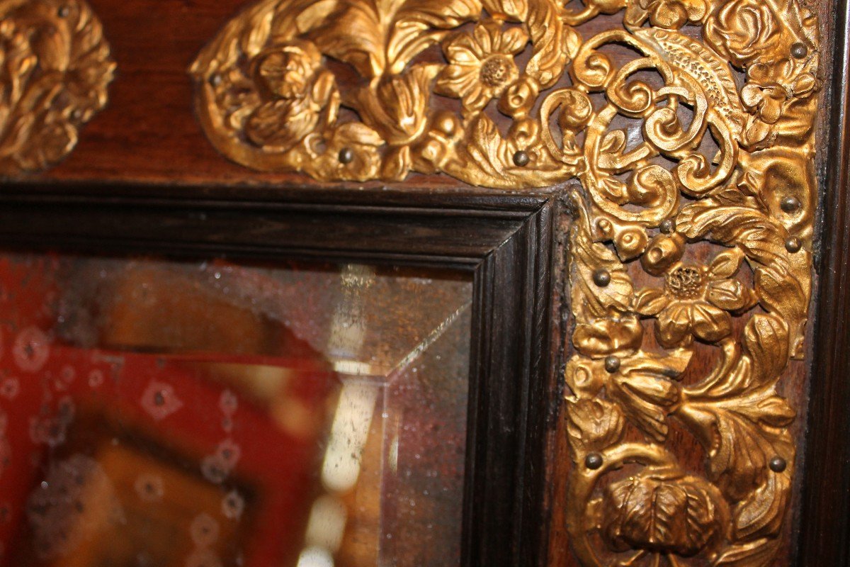 Table Mirror In Walnut And Repoussé Brass. France 17th Century.-photo-5