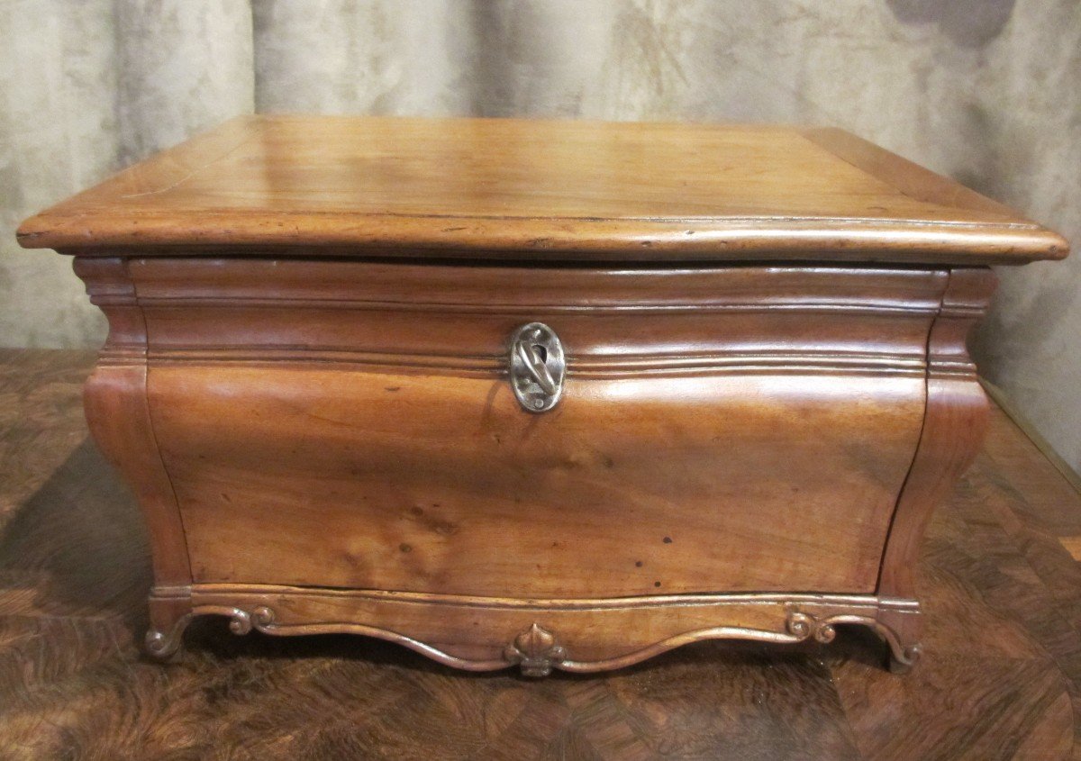 Rare Master's Chest Of Drawers Containing An Office Necessary - Inkwell