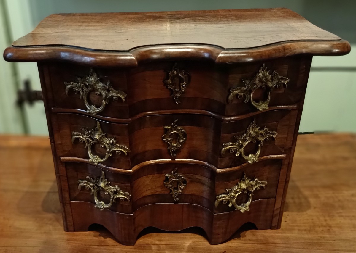 Rare Commode De Maitrise En Bois De Placage . Strasbourg Ou Vallée Du Rhin.