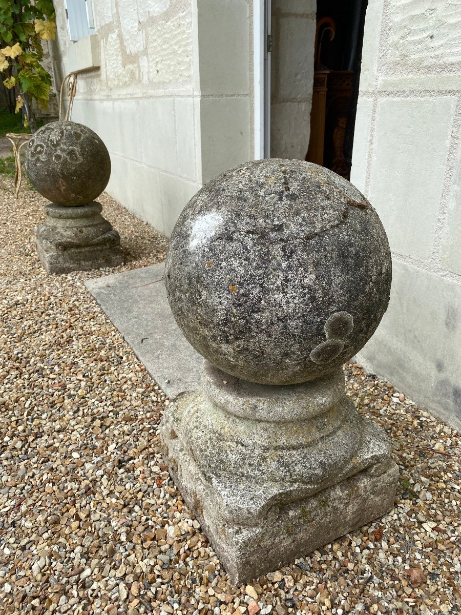 Paire De Boules En Pierre Sur Piédouche