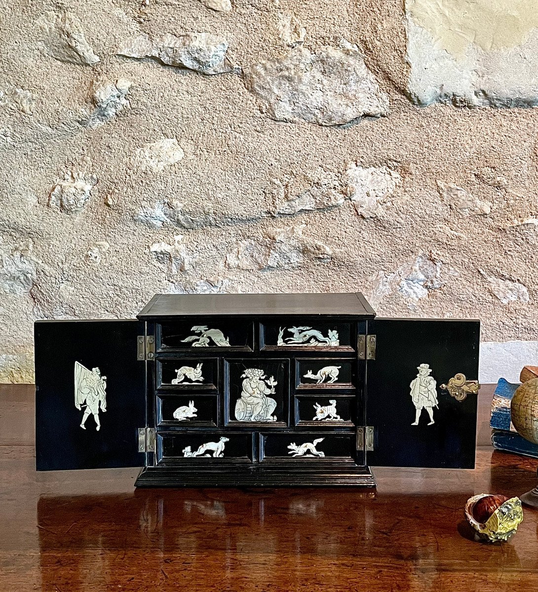 Petit Cabinet D’époque XVII ème En Bois Noirci Et Ivoire