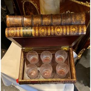 Coffret En Faux Livres Avec 6 Verres à Whisky En Cristal De Baccarat 
