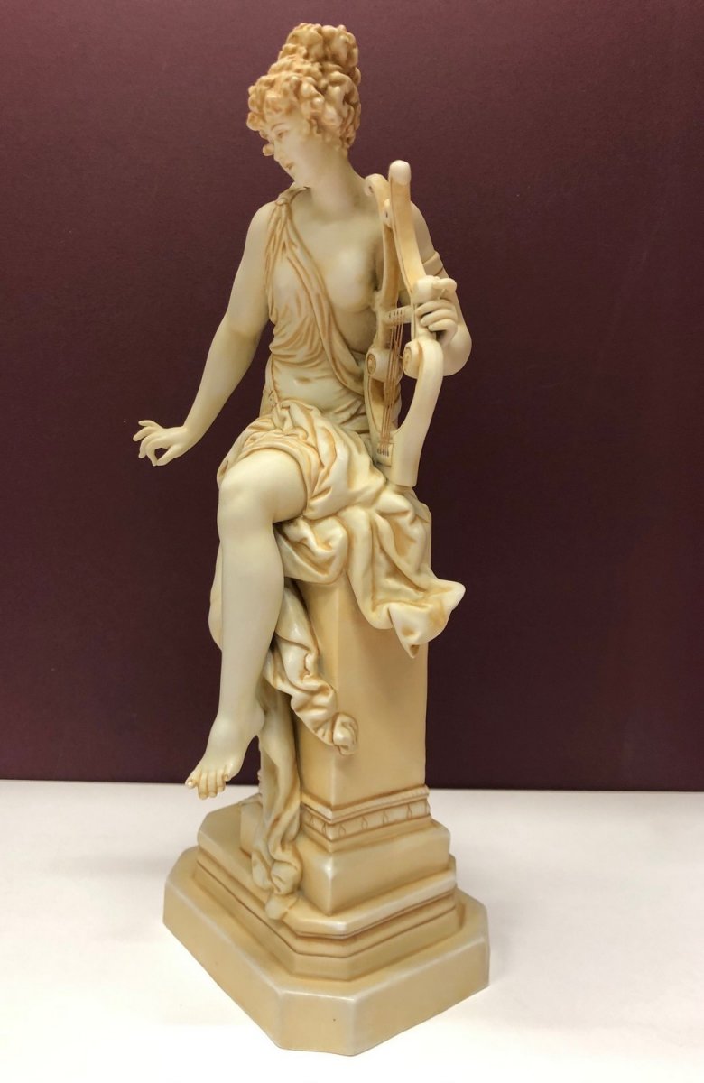 Biscuit de La Manufacture Mullerà Rudolstadt, (Allemagne ) "Femme à la lyre"-photo-1