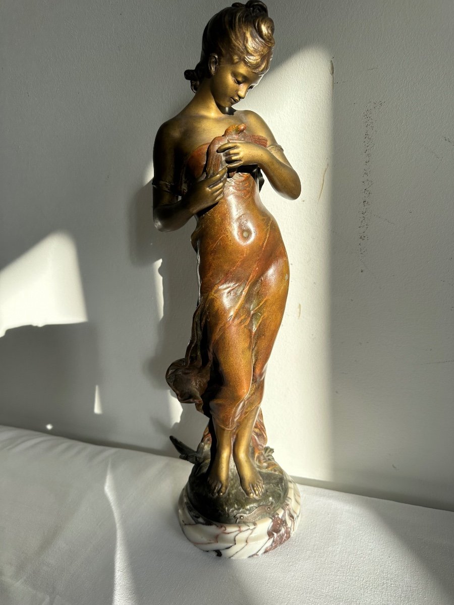 Statue De Jeune Femme 