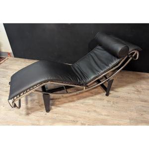 Lc4 Black Leather Chaise Longue