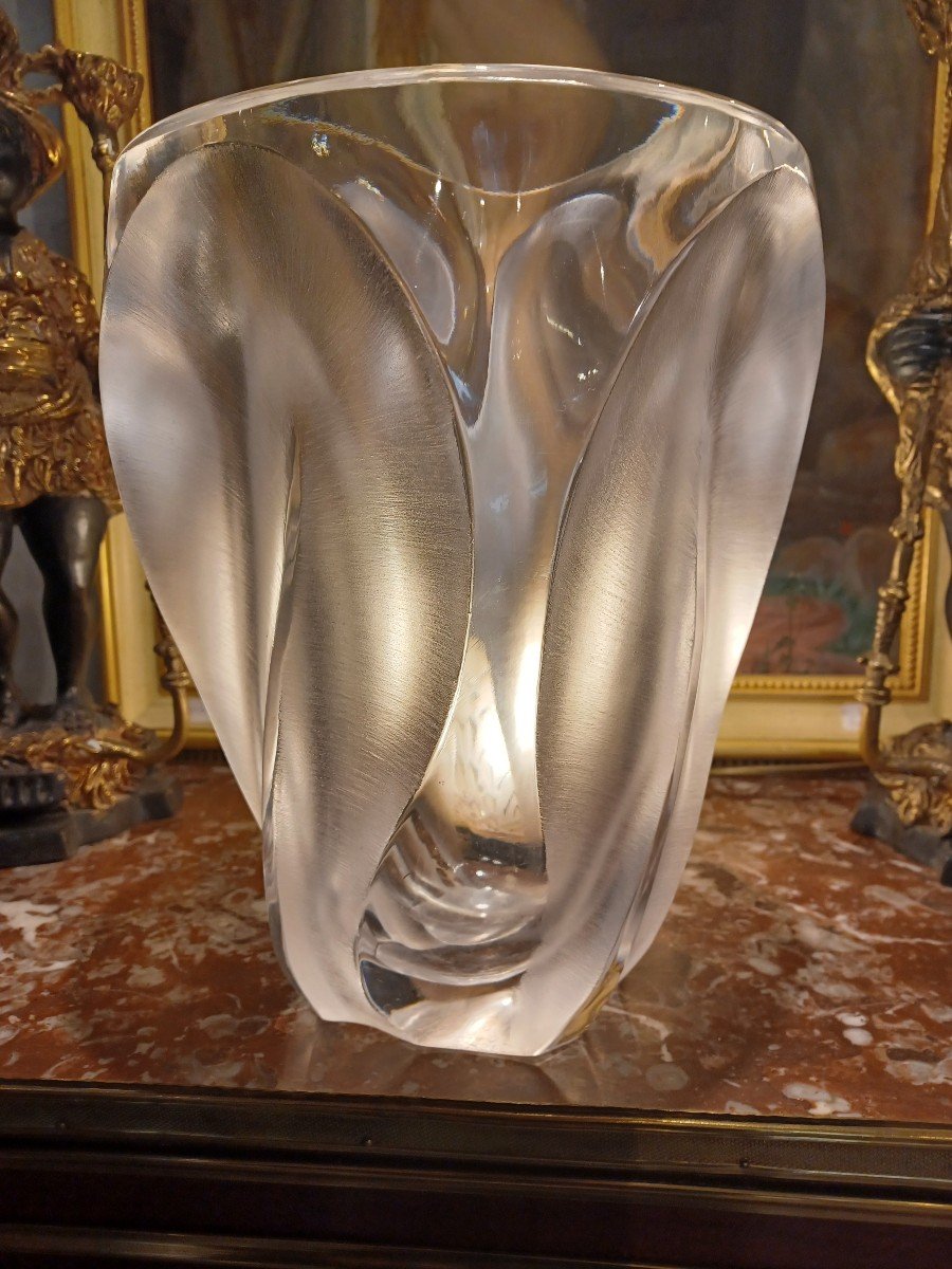 Vase Lalique France , Circa 1970 , Modèle Ingrid