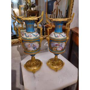 Paire De Vases En Porcelaine Et Bronze Doré