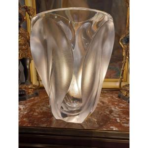 Vase Lalique France , Circa 1970 , Modèle Ingrid