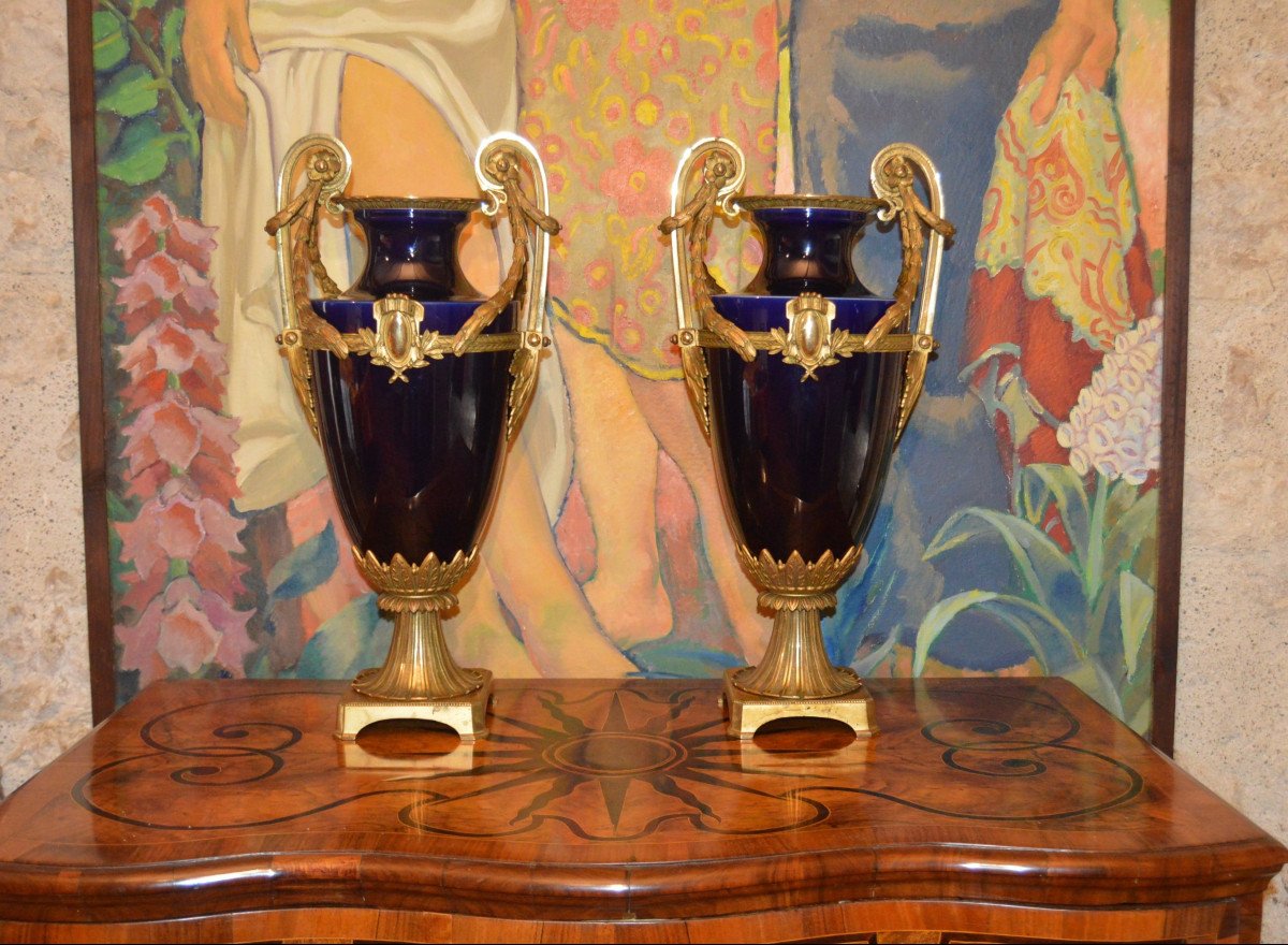 Grande Paire De Vases En Porcelaine Bleu De Sèvres Et Bronze Doré