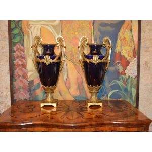 Grande Paire De Vases En Porcelaine Bleu De Sèvres Et Bronze Doré