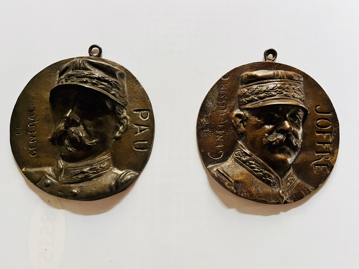 Paire de médaillons en bronze des généraux Foch et Pau