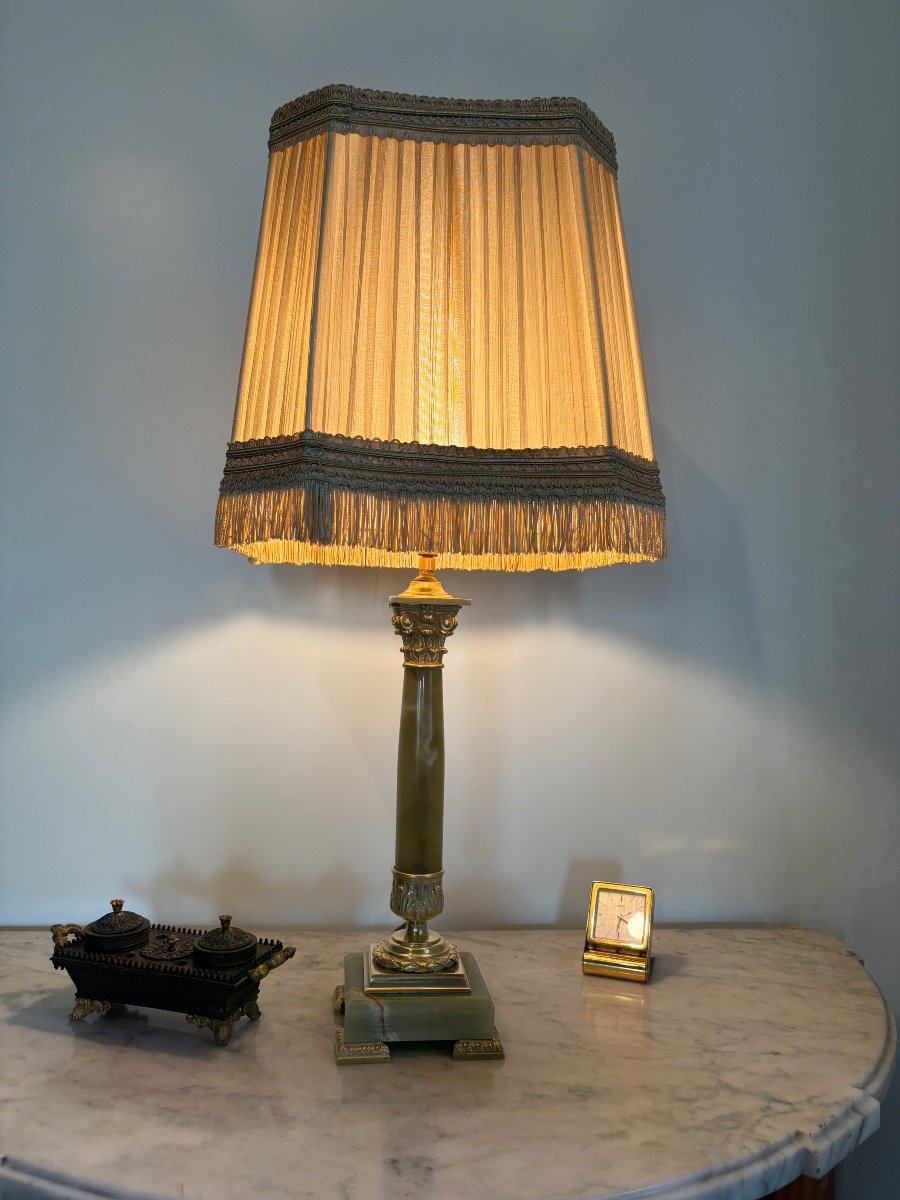 Lampe onyx chapiteau corinthien en bronze doré 