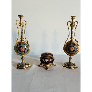 Paire de vases bronze doré émaux style Persan