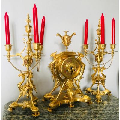 Pendule en bronze doré et ses candélabres