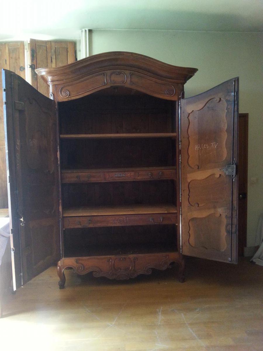 Cabinet. Walnut. Arles. 18th.-photo-1