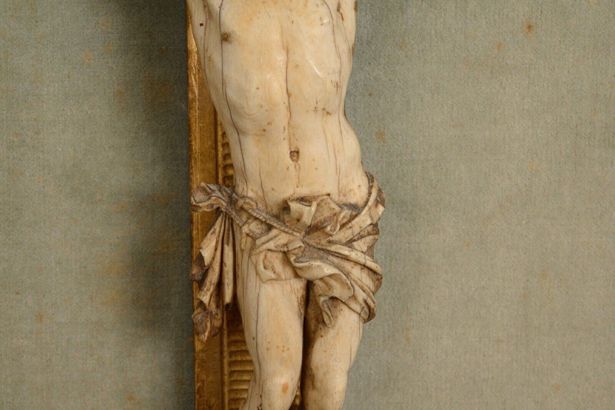 Christ XVIIIe Sculpte A La Main Cadre En Bois Dore Decor De Fleurettes-photo-2