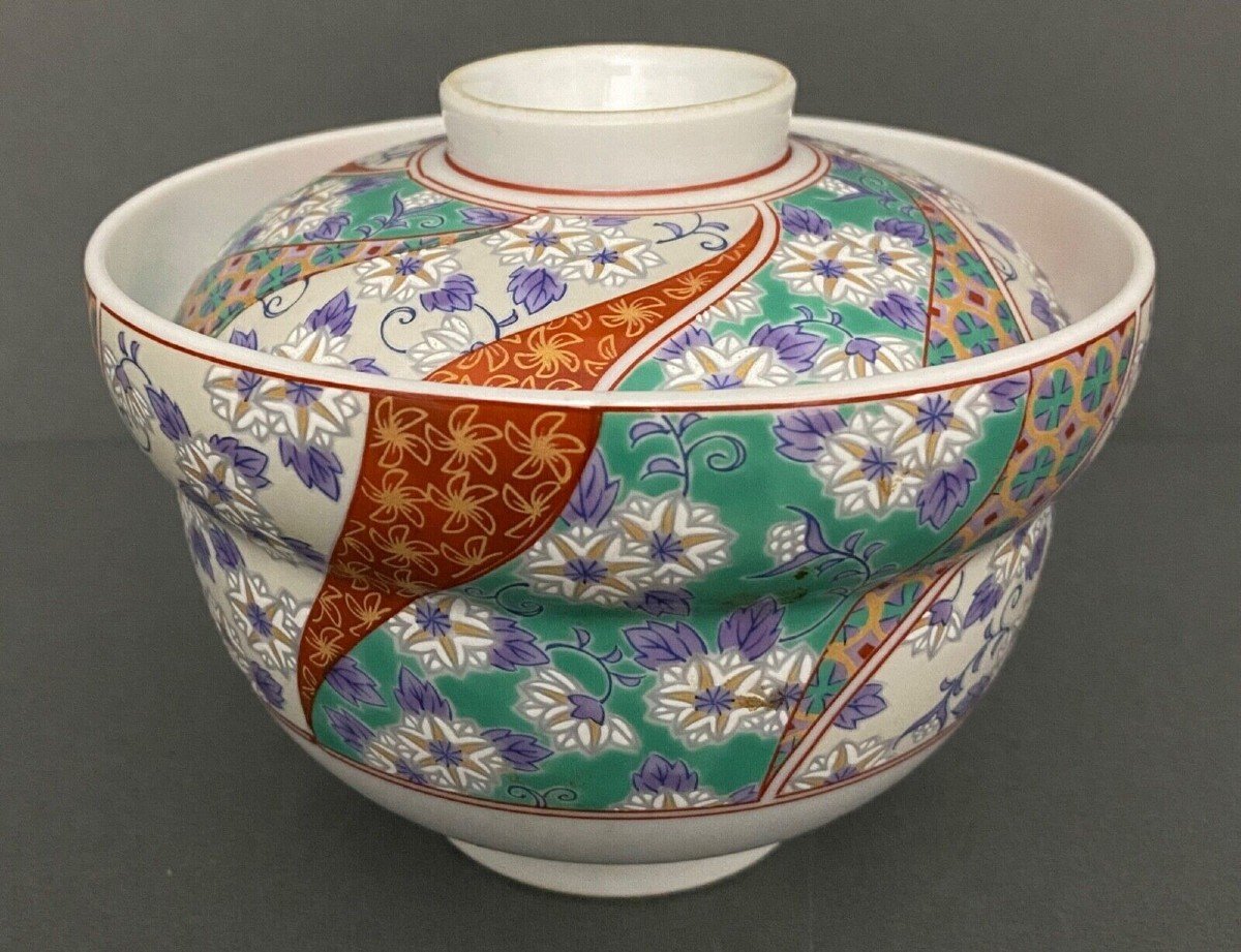 Pot couvert en porcelaine de Chine marquage rouge XXe décor floral