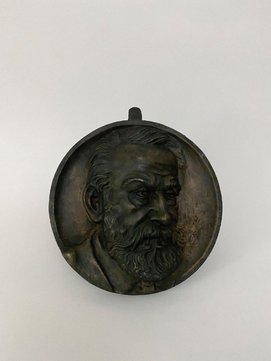 Médaillon en bronze XIXe représentant Victor Hugo