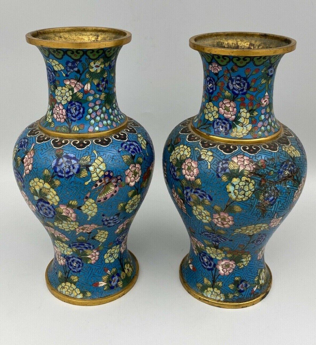 Paire de vases cloisonnés XIXe Chine décor floral 