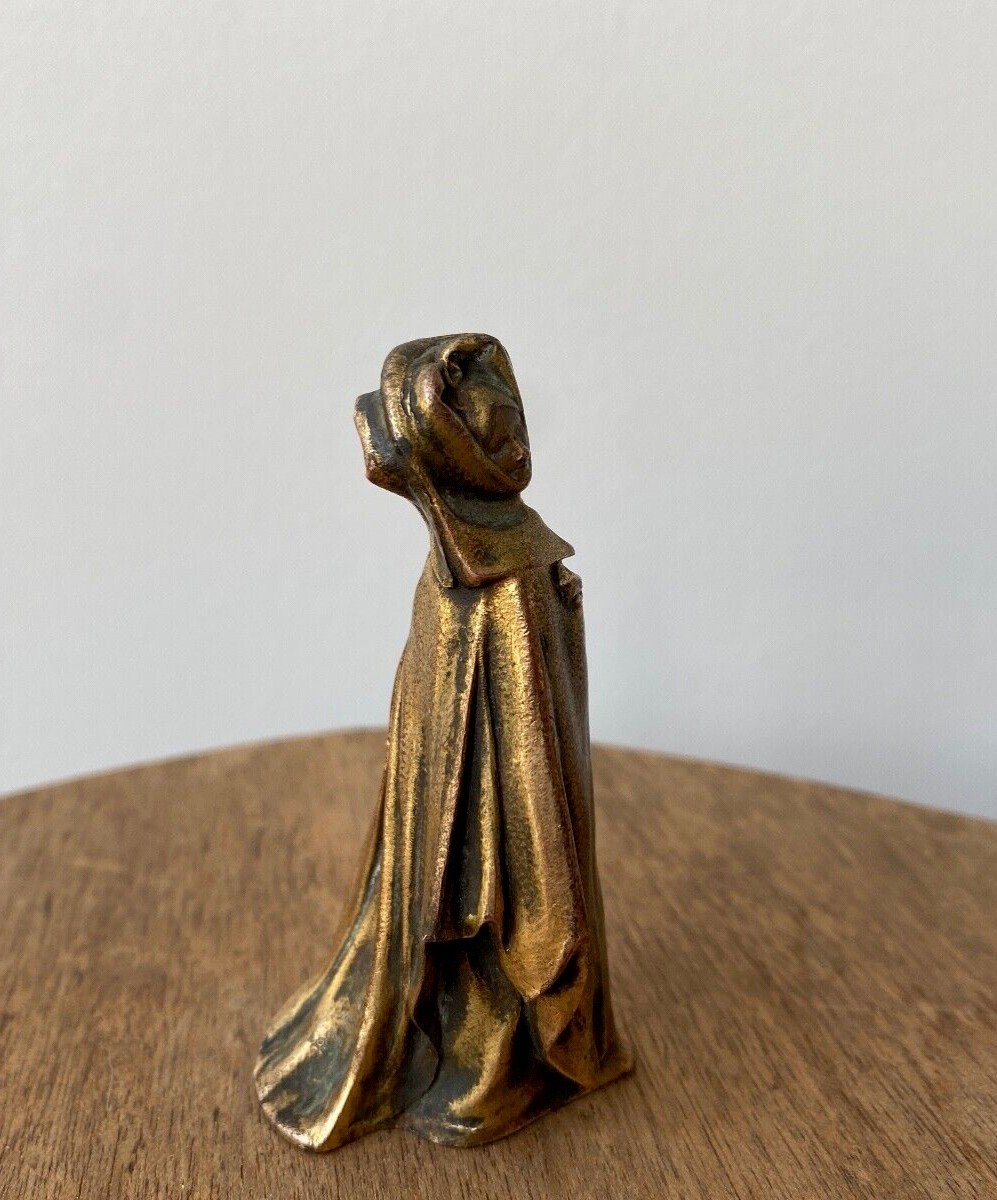 Femme à la cape en bronze par Théodore Rivière ornementée d'un cœur-photo-2