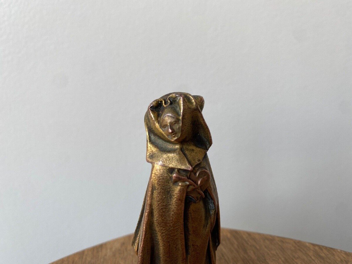 Femme à la cape en bronze par Théodore Rivière ornementée d'un cœur-photo-4