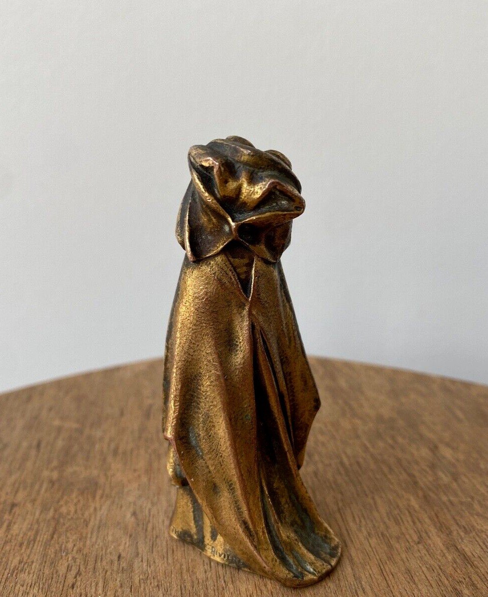 Femme à la cape en bronze par Théodore Rivière ornementée d'un cœur-photo-1