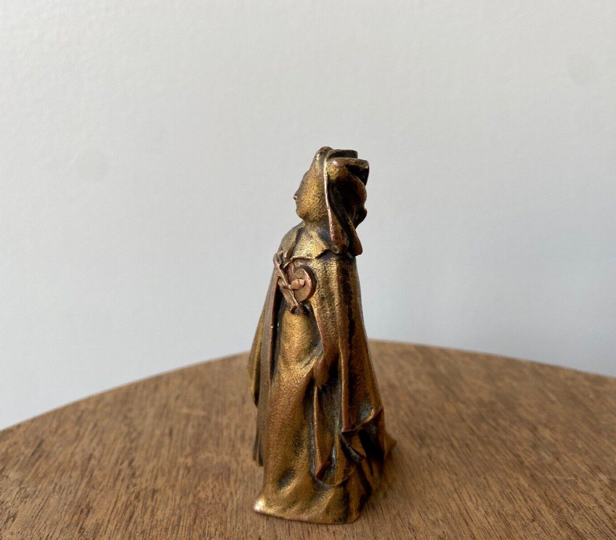 Femme à la cape en bronze par Théodore Rivière ornementée d'un cœur-photo-3