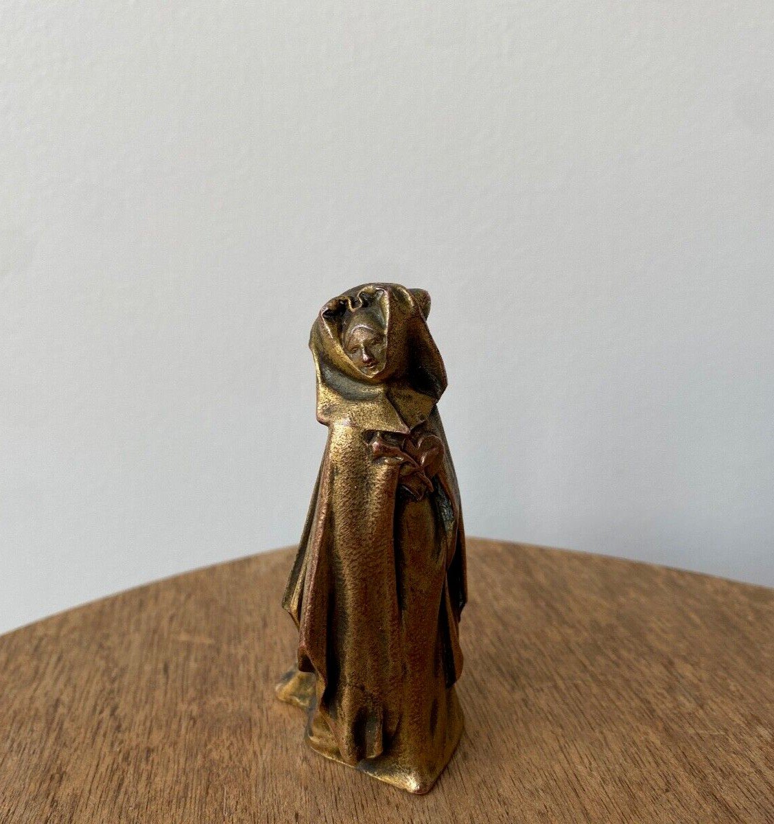 Femme à la cape en bronze par Théodore Rivière ornementée d'un cœur-photo-5