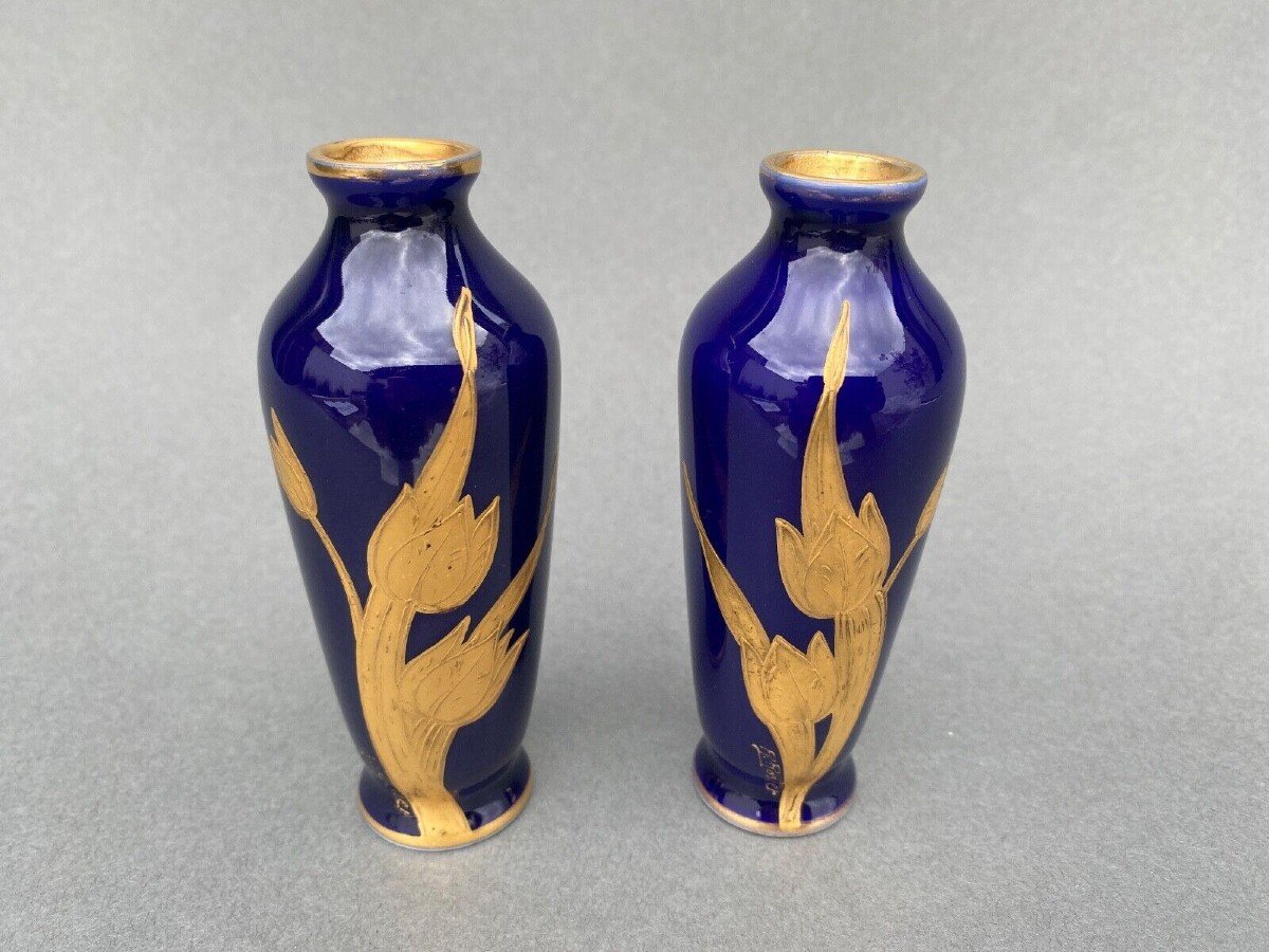 Paire de vases 1900 Limoges fond bleu et rehaut doré décors R. Rosier