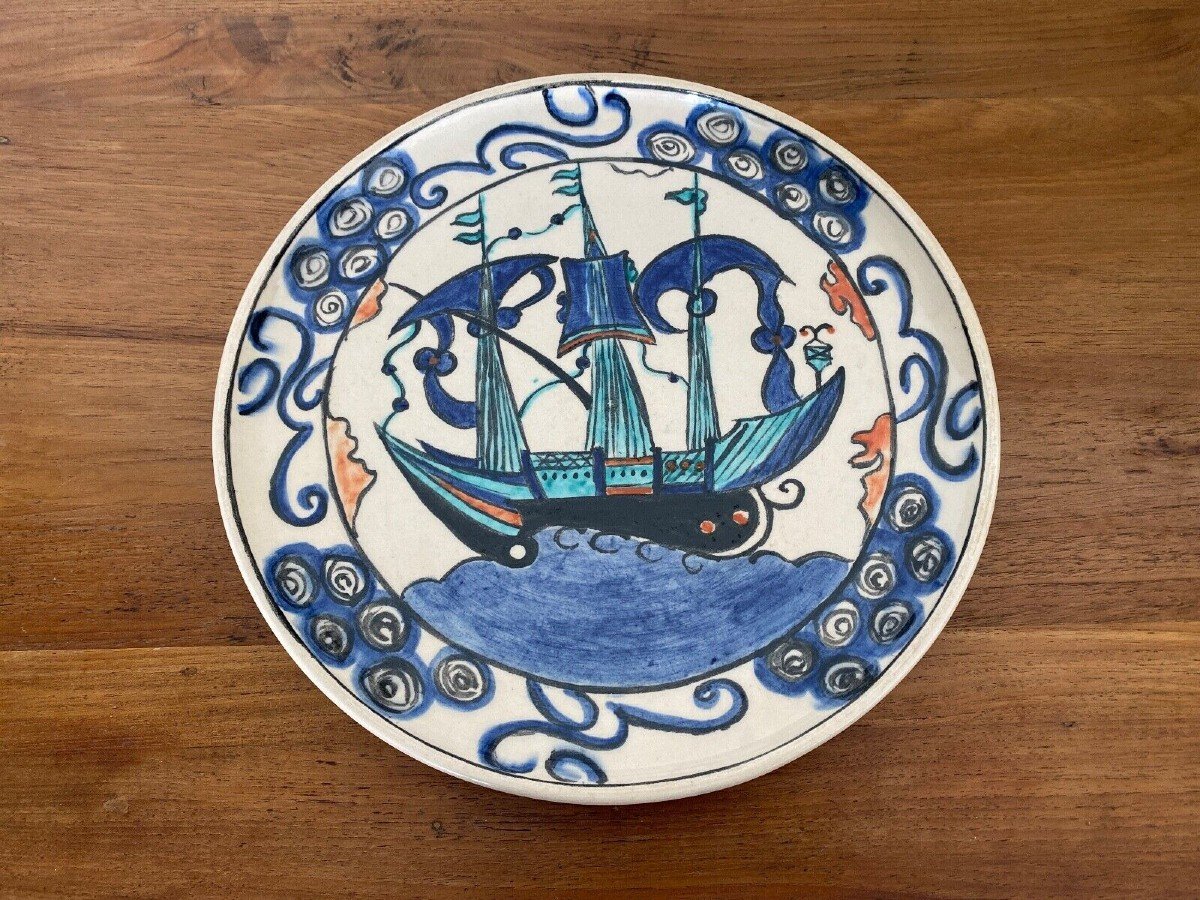 Plat Iznik décor de caravelle milieu du XXe marquage CB